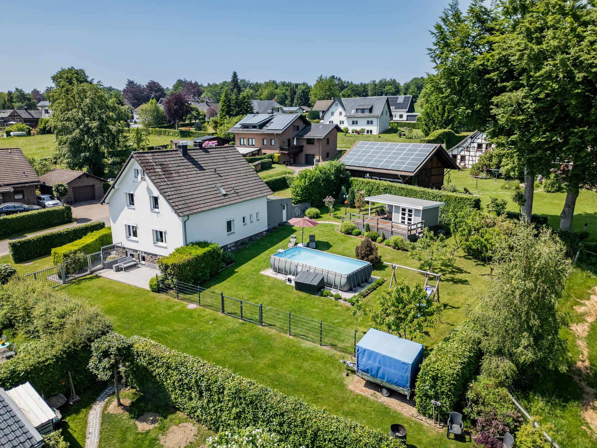 Luftaufnahme von Garten und Pool des Ferienhauses Tina in Mützenich bei Monschau
