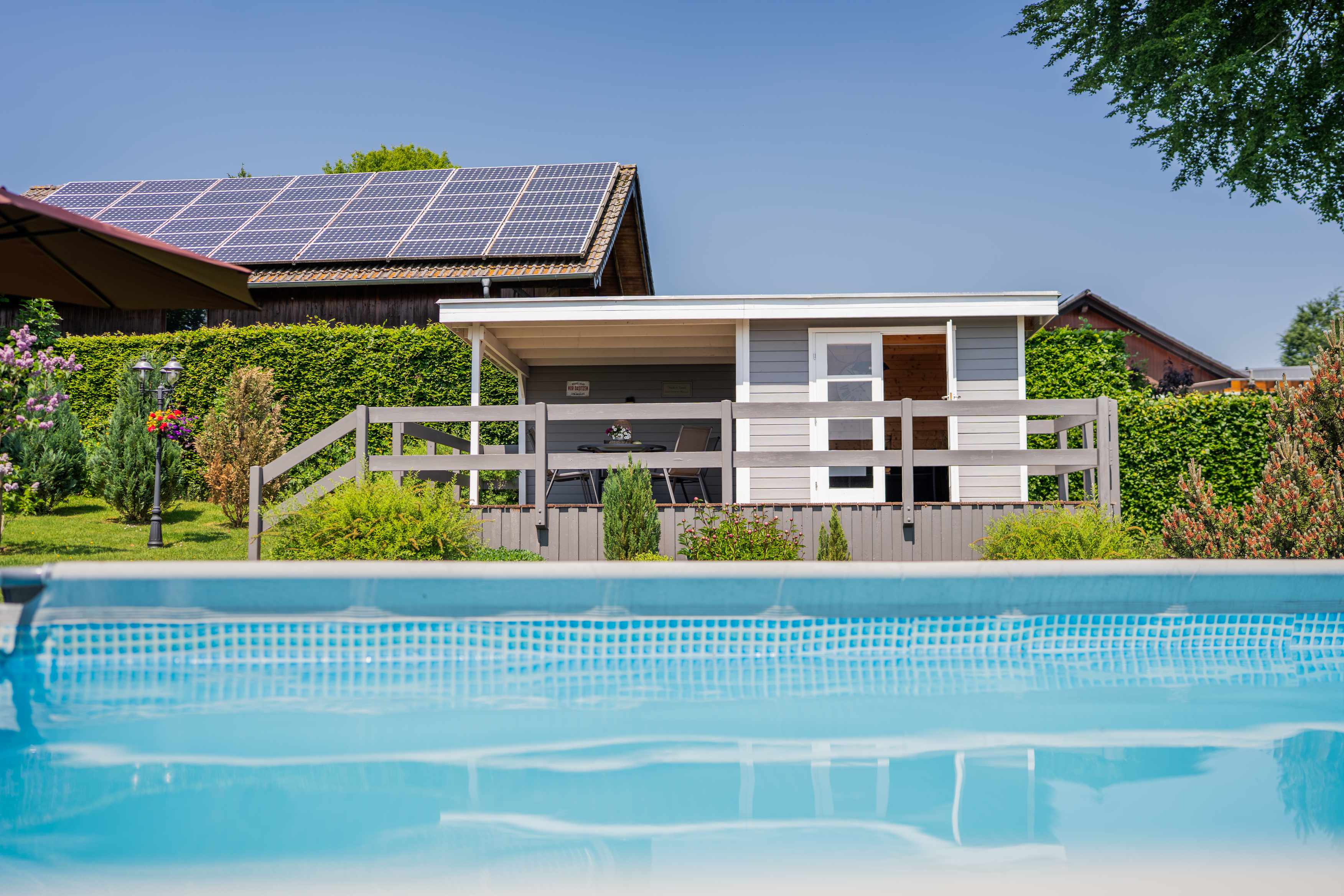 Weiter Garten mit Pool und Kinderspielbereich am Ferienhaus Tina
