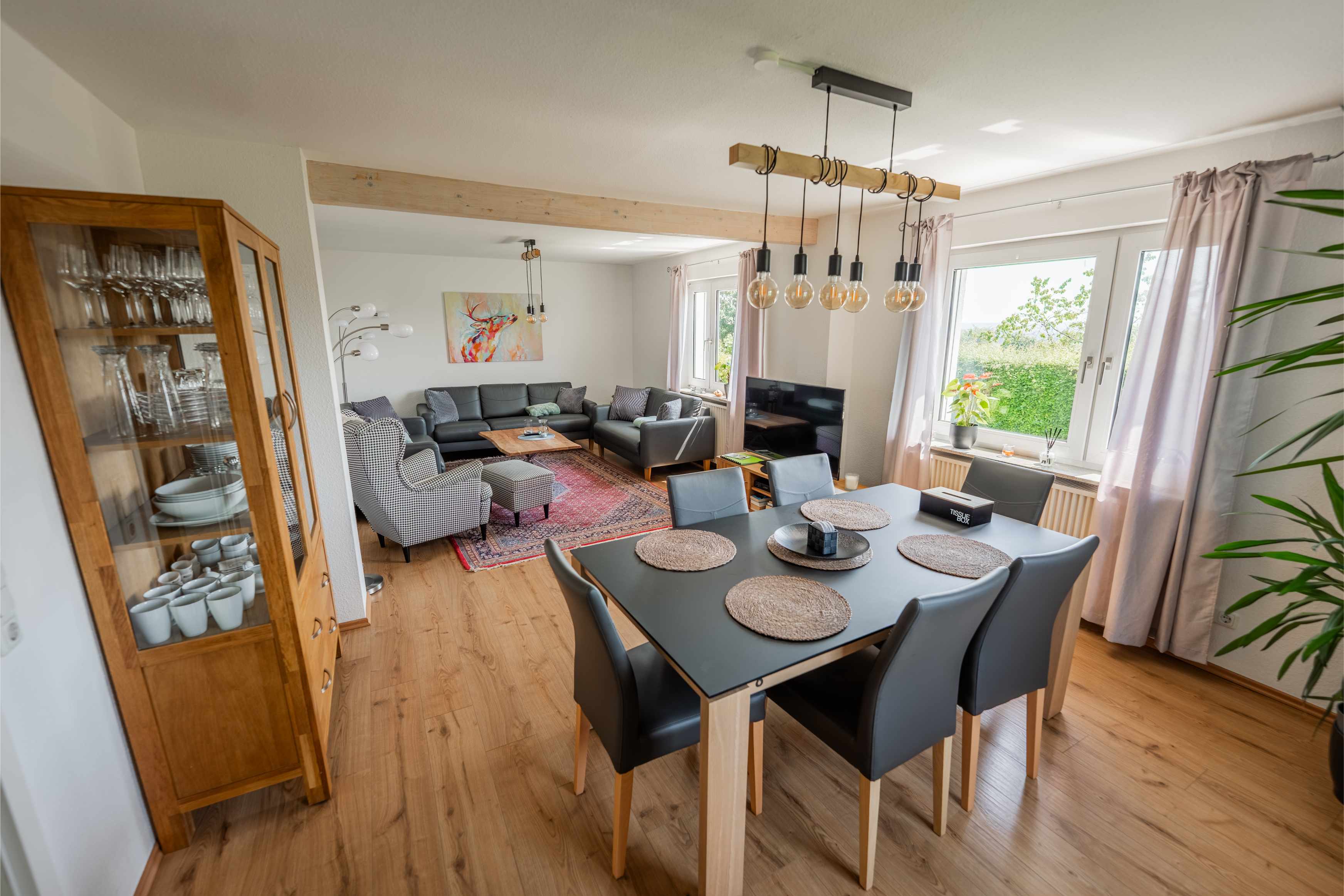 Heller Wohnbereich mit drei Ledersofas im Ferienhaus Tina in Monschau-Mützenich