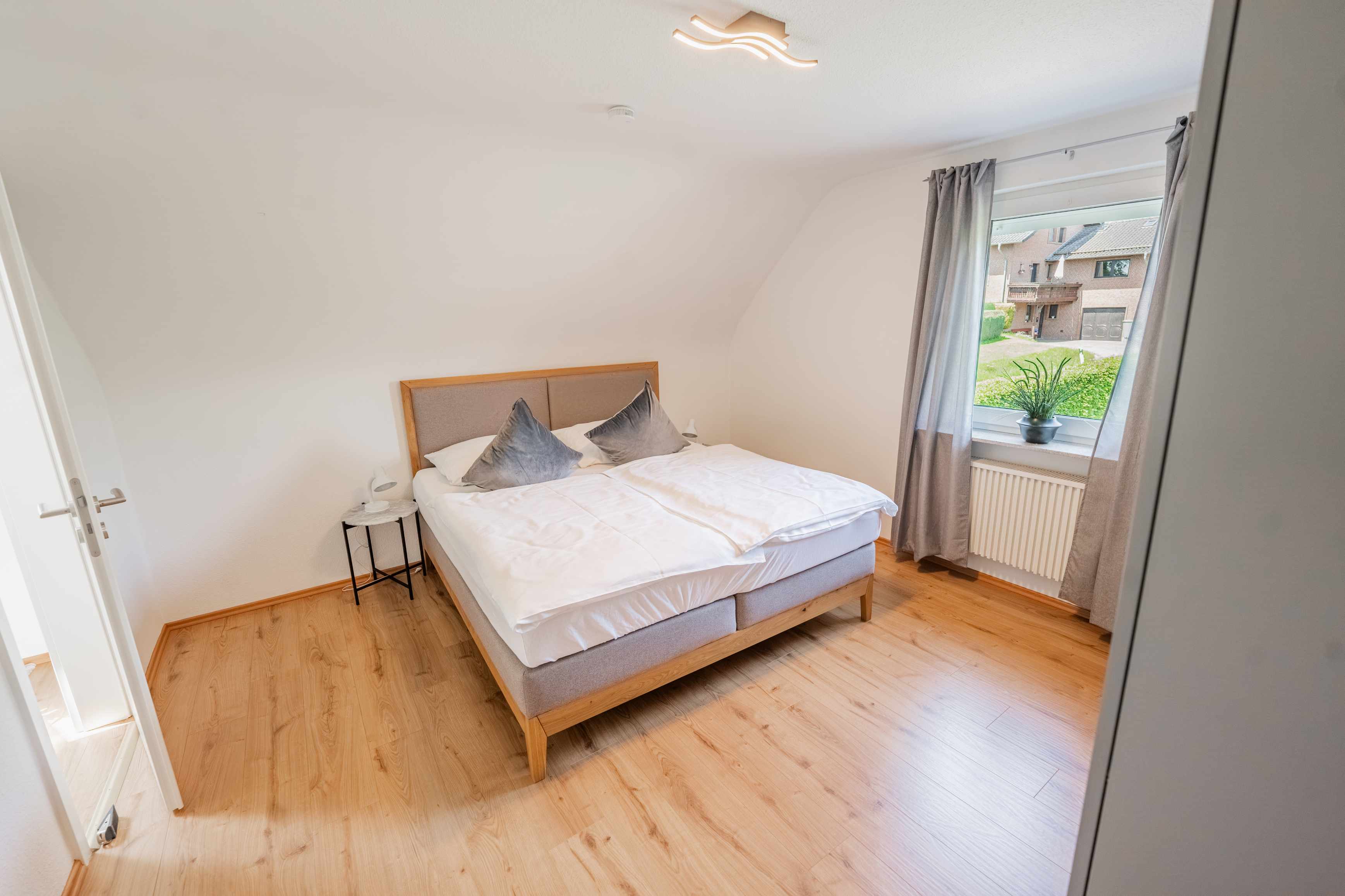 Offener Wohn- und Essbereich mit großem Tisch im Ferienhaus Tina, Monschau-Mützenich