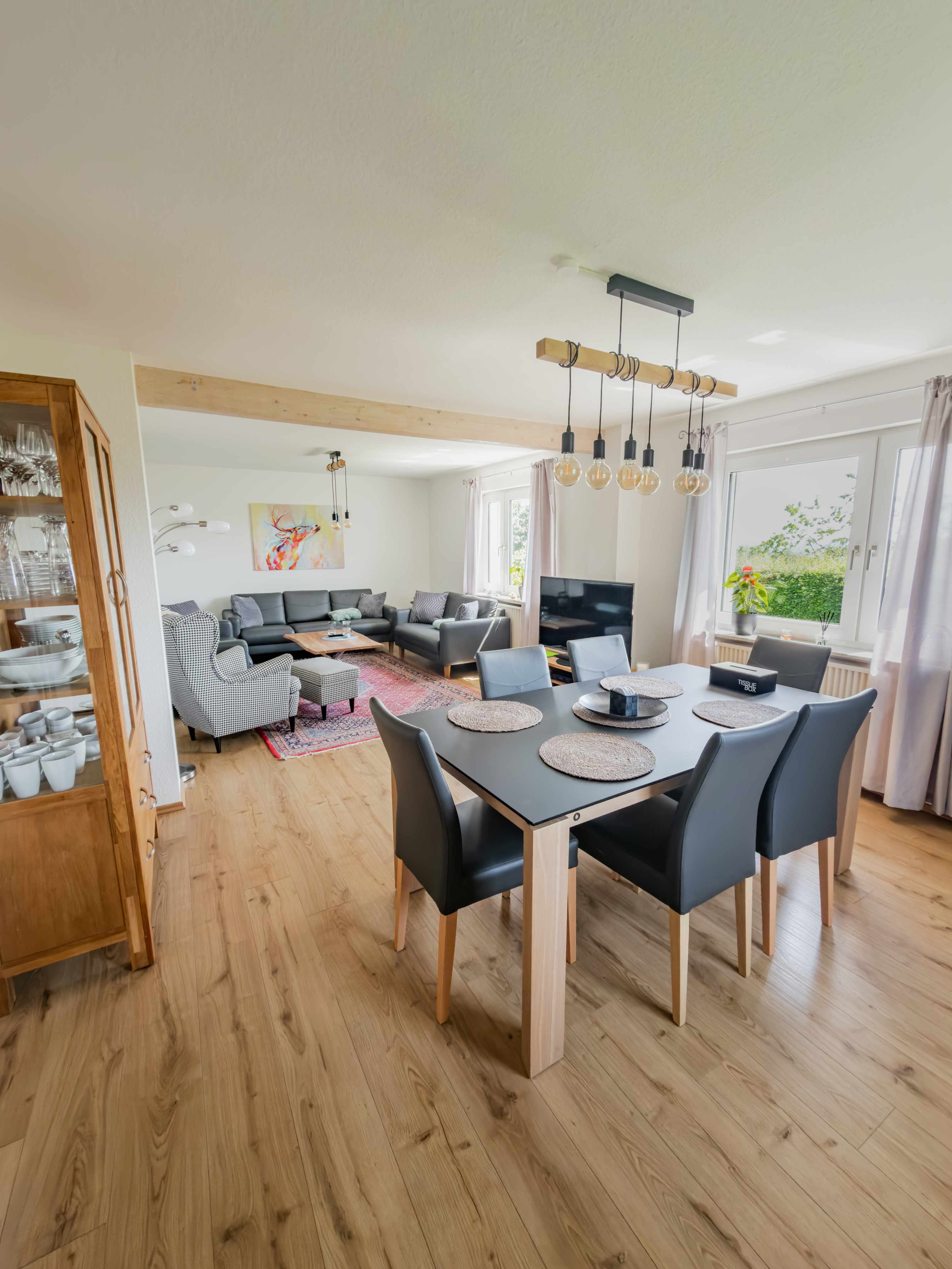 Offener Wohn- und Essbereich mit großem Esstisch im Ferienhaus Tina in der Eifel