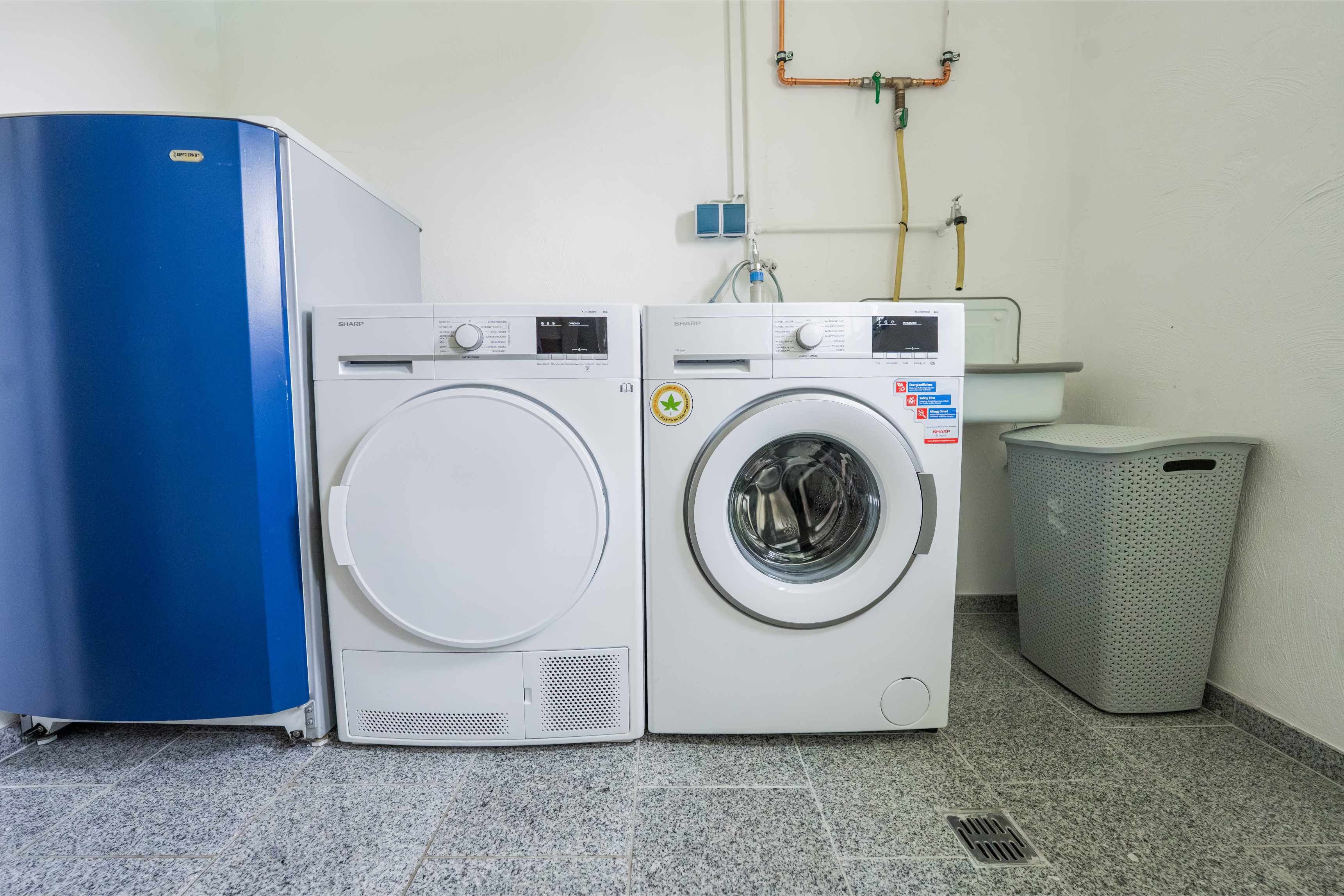 Moderne Küche mit Geschirrspüler im Ferienhaus Tina Monschau-Mützenich