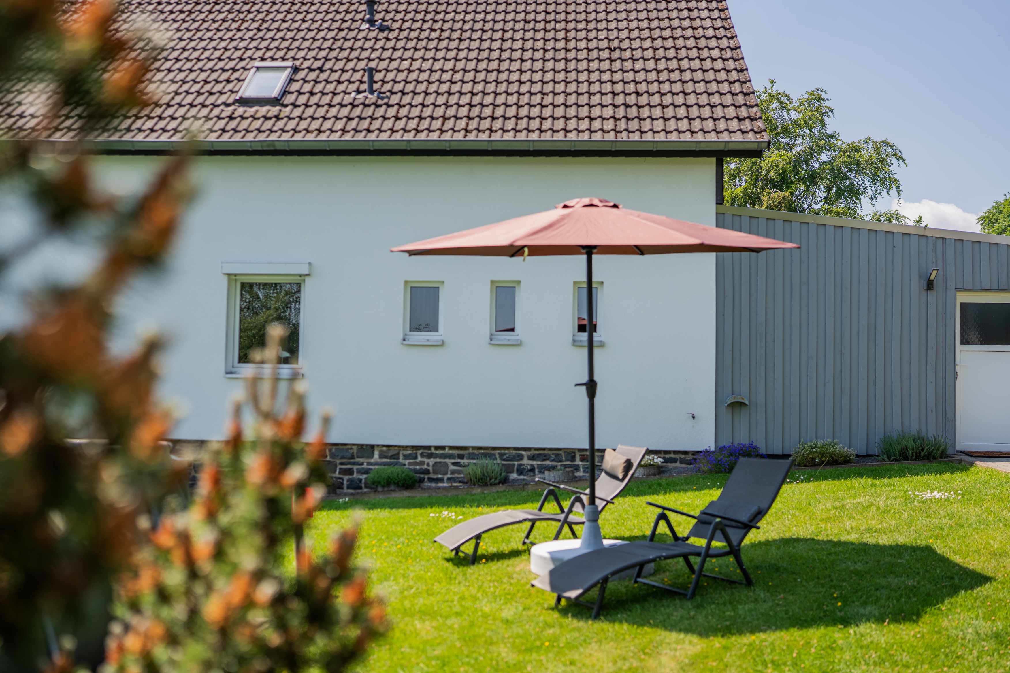 Sonnenliegen im Garten des Ferienhauses Tina in der Nordeifel