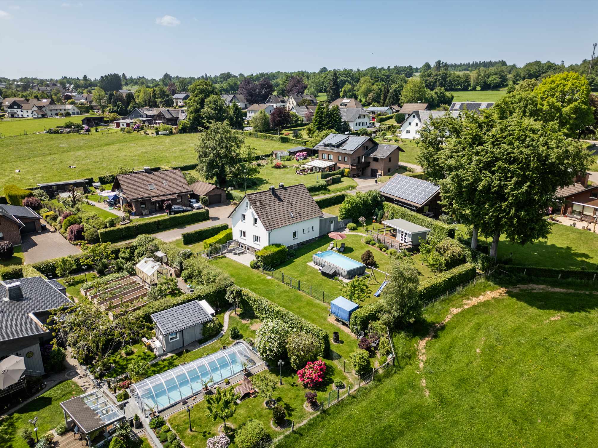 Luftaufnahme des Ferienhauses Tina mit privatem Pool und Gartenhaus in Monschau-Mützenich in der Nordeifel
